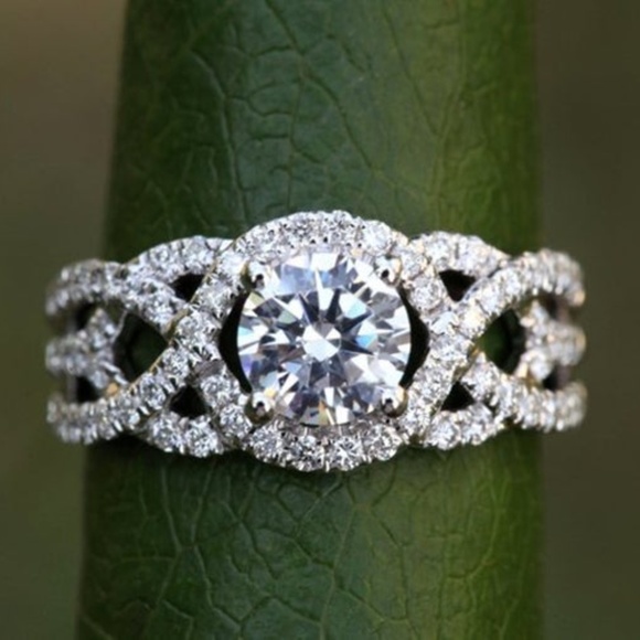 Jewelry - NWOT Sparkling Silver Size Bling Ring 7 1/2